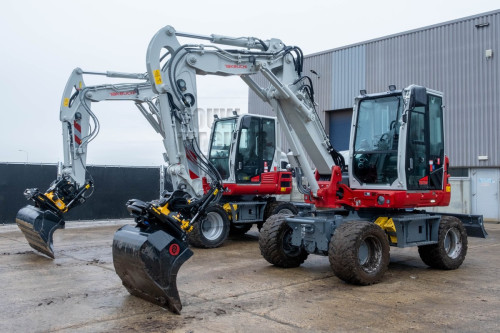 Takeuchi TB370W 09 vs TB395W